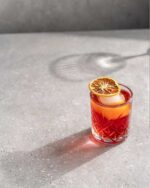 ⁦קוקטייל נגרוני עם טוויסט אננס - Pineapple Negroni⁩ – תמונה ⁦9⁩